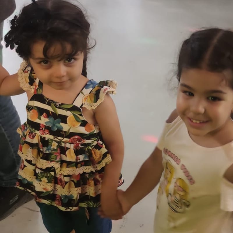 يدًا بيد